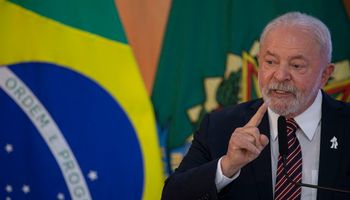 Lula vai à China para fechar 20 acordos