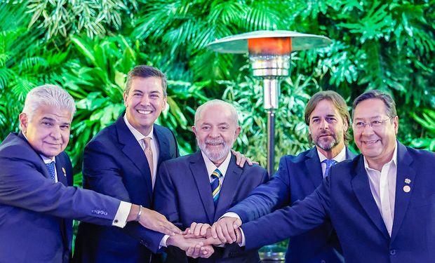 Lula entre os presidentes Ricardo Martinelli (Panamá, convidado), Santiago Peña (Paraguai), Lacalle Pou (Uruguai) e Luis Arce (Bolívia). (Foto - Ricardo Stuckert / PR)