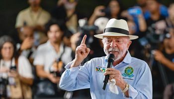 “Quem tinha que aumentar a taxa seríamos nós”, diz Lula sobre os EUA