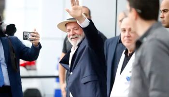 Lula deixa hospital e critica Selic elevada: “irresponsabilidade é de quem aumenta os juros”