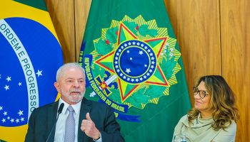Lula afirma que vai levar Janja a encontro com Trump; primeira-dama faz sinal negativo