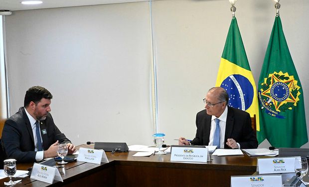 Presidente da FPA, Pedro Lupion, esteve com o presidente em exercício, Geraldo Alckmin em reunião