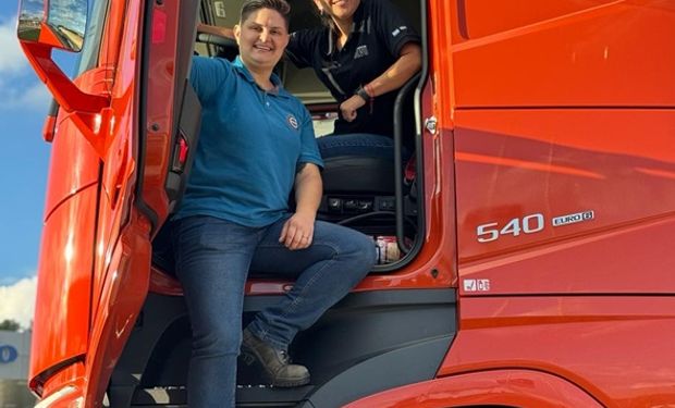 La historia de Luciana y Andrea, las instructoras de conducción de camiones que capacitan choferes de todo el mundo