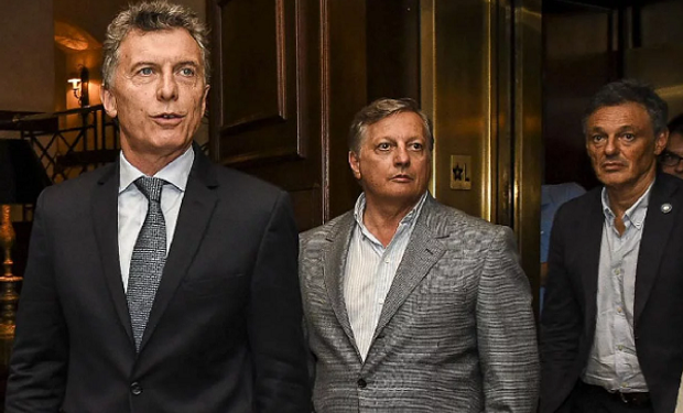 El presidente Mauricio Macri junto a Jose Aranguren (Energía) y Francisco Cabrera (Producción).