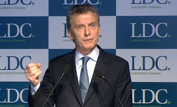 Macri al hablar en la planta de la empresa cerealera.