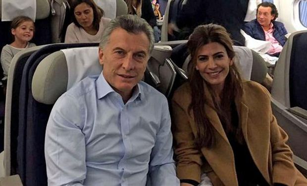 Acompañado por su esposa, Juliana Awada , y en vuelo de línea, el presidente Mauricio Macri partió ayer hacia Holanda.