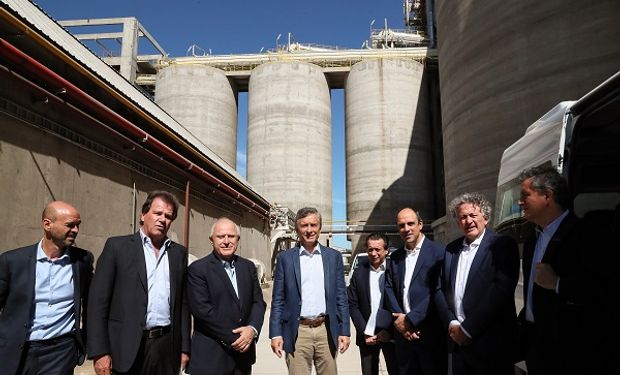 Macri durante su visita a la planta Renova.