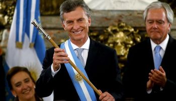 Macri asumió y busca reunir contra reloj u$s 25.000 millones para desarmar el cepo