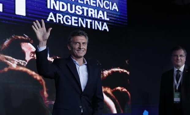 Macri, ayer, durante la cumbre de la UIA en Parque Norte; a su lado, Adrián Kaufmann.Foto:Marcelo Gómez.