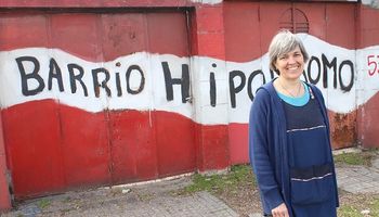 Con caballos: la increíble historia de la maestra de La Plata que va por el premio Nobel