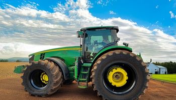 Pneu gigante de 710 kg chama atenção no Show Rural
