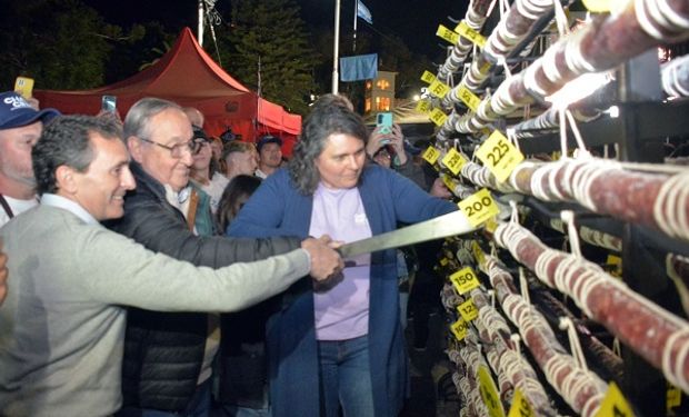 Salame usou mais de 700 quilos de carne suína fresca e pesou cerca de 500 quilos quando pronto. (foto - divulgação)