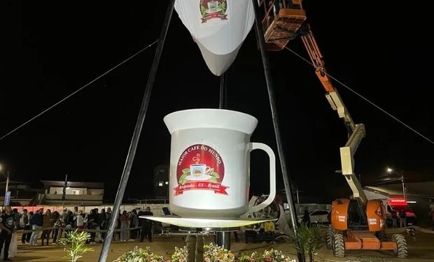 Para colocar café no coador gigante é preciso de um auxílio de um maquinário. (Foto -  Divulgação/Prefeitura de Brejetuba)