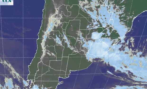 La imagen satelital evidencia el desplazamiento hacia el este y noreste de las coberturas nubosas principales.