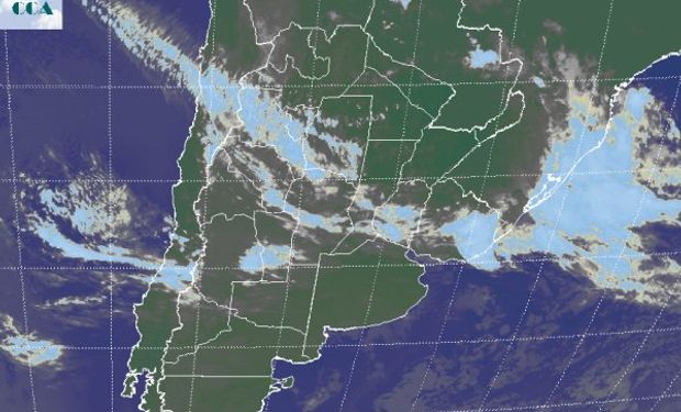 La foto satelital muestra toda la franja que incluye las provincias del centro, cubierta por nubes bajas.