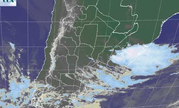 La foto satelital permite apreciar el tránsito de la principal nubosidad sobre la provincia de BA, con coberturas que también toman las provincias del centro pero con un desarrollo pobre.