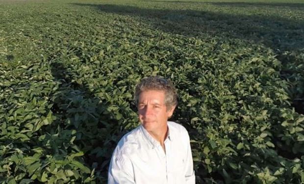 Gerardo Tessore, encargado de la producción de la empresa familiar, en un lote de soja en Potrero Norte. Este año enviaron el primer lote de la oleaginosa de este ciclo hacia Rosario.