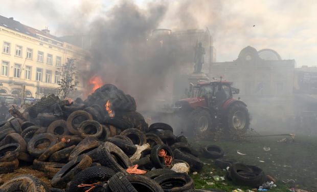 Productores europeos protestan contra el recorte de subsidios y el acuerdo UE-Mercosur: hay tractorazos, lanzamiento de papas y estiércol en las calles