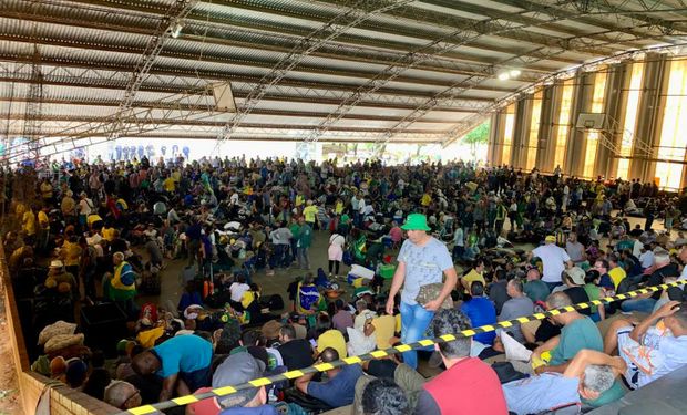 Envolvidos nos ataques golpistas em Brasília são mantidos presos no ginásio da Academia de Polícia Federal, (foto - redes sociais)