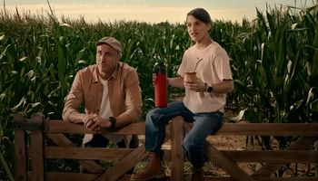 ¿Qué hacen Manu Ginobili y la Peque Pareto en el campo? El divertido cruce que protagonizan junto a un productor