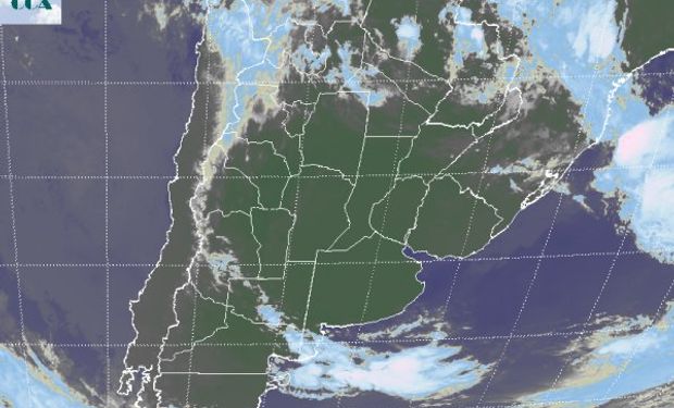 La imagen satelital muestra un vasto despliegue de cielos despejados o con el tránsito de nubes ligeras en sectores de Córdoba.