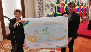 Dilma e IBGE mostram mapa-múndi de cabeça para baixo e com Brasil no centro em visita à China
