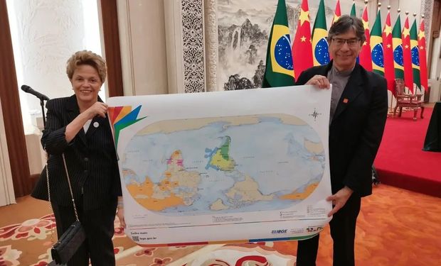 Dilma e IBGE mostram mapa-múndi de cabeça para baixo e com Brasil no centro em visita à China