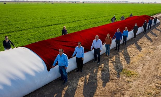 Mario Negri agarró un silo bolsa para graficar la "voracidad fiscal" del Estado