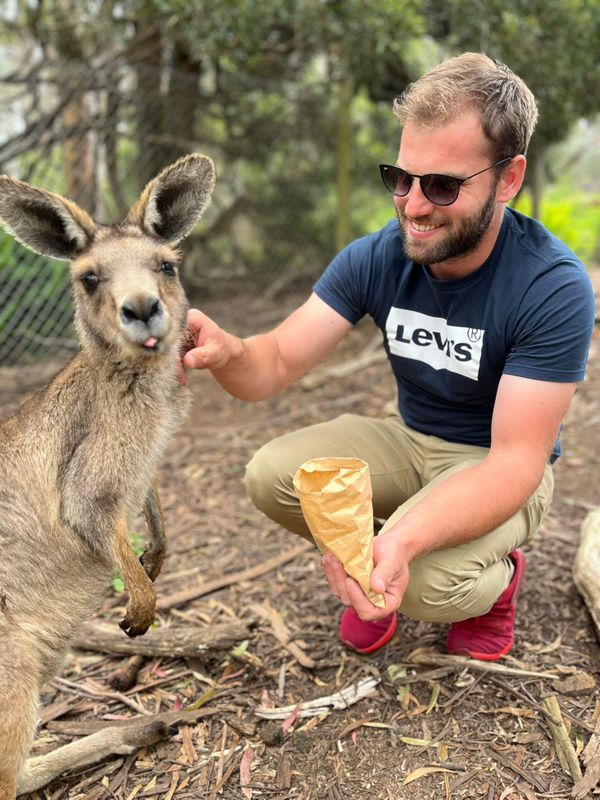 martin rostagno con un canguro