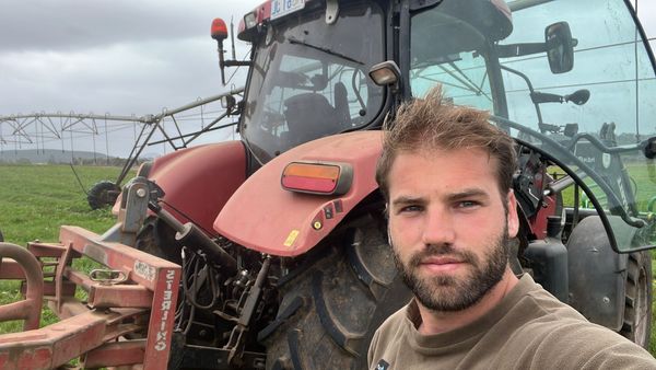 martin rostagno con tractor de fondo