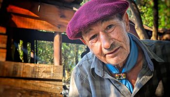 Por un error: vive hace casi 30 años en una alcantarilla, trabaja en el campo y asegura que es feliz