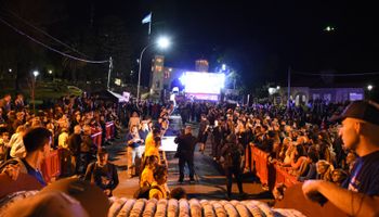 Este es el nuevo salame más largo del mundo: cinco cuadras y 1200 kilos