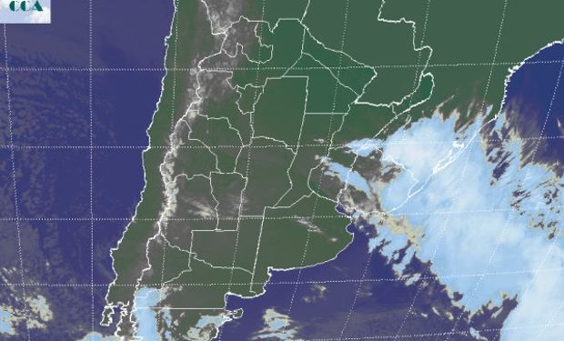 La foto satelital ya evidencia el paso de la actividad más importante hacia áreas del este de Uruguay y el sur de Brasil, zonas donde se ubican las principales tormentas.