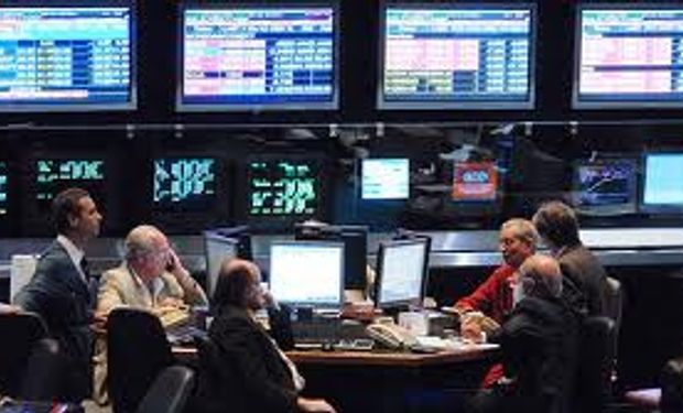 La bolsa cae 3,1% tras cambios en el Gabinete