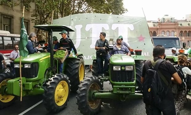 Un grupo de pequeños productores se moviliza en Plaza de Mayo ante la desesperación por la sequía