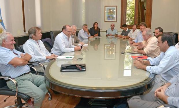 Funcionarios de la Cartera Nacional junto a integrantes de la Mesa Arrocera.