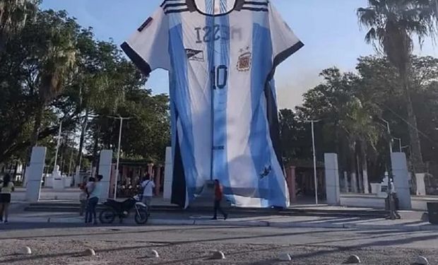Mundial de Qatar 2022: el pueblo argentino que tiene la camiseta de Messi más grande del mundo