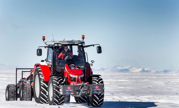 El tractor MF 5610 llevó a la conductora principal de la expedición Antartica2, la holandesa Manon Ossevoort