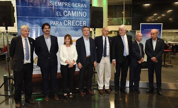 Las cadenas de valor Acsoja, Argentrigo, Asagir y Maizar; secretario de Agroindustria, Luis Etchevehere; ministra de Producción de Santa Fe, Alicia Ciciliani.