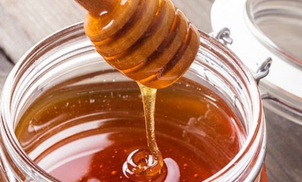 Prohíben la comercialización de una marca de aceite de oliva y de miel por ser ilegales