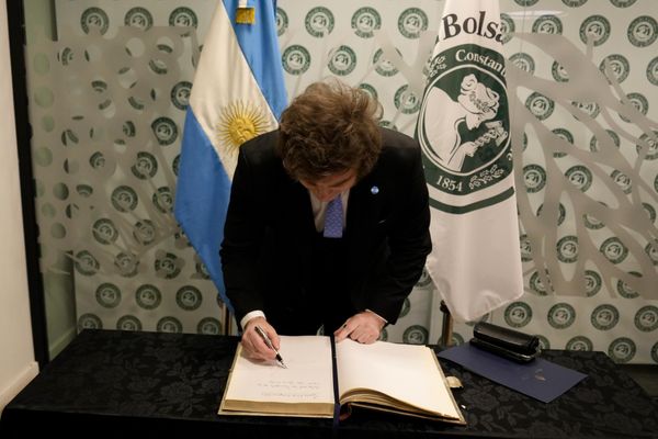 milei firmando un libro