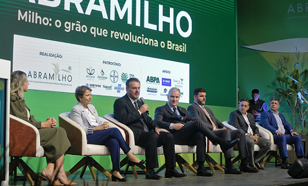 Ministro Fávaro ao lado de outras autoridades políticas durante abertura do Congresso. (foto - Mapa)