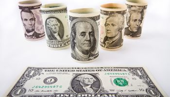 El dólar cerró otra vez en alza, pero esta vez más moderada