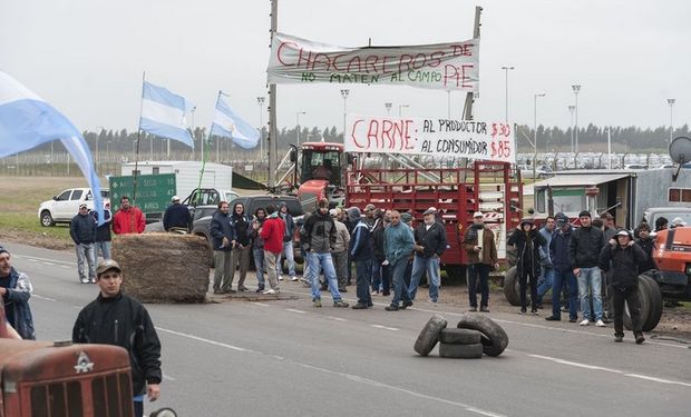 La protesta de productores de ayer, al sur de Rosario. Foto: LA NACION / Marcelo Manera