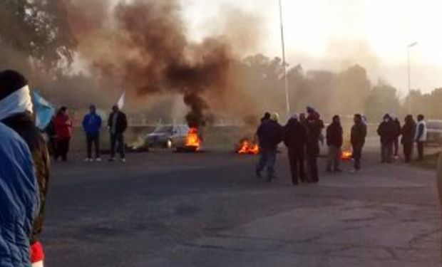 Ya hubo acuerdo pero los trabajadores de la empresa Cresta Roja cortan la Autopista Ezeiza – Cañuelas.