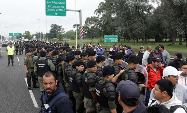 Habrá cortes de rutas en Ezeiza y Monte, donde se encuentran las plantas de Cresta Roja.