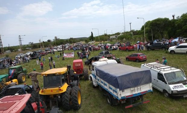 Masiva convocatoria de productores y fuerte presencia policial en el reclamo por la toma del campo de Etchevehere