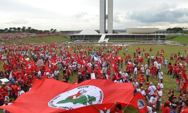 "Alta direção do MST ocupa cargos importantes no governo", diz Lupion