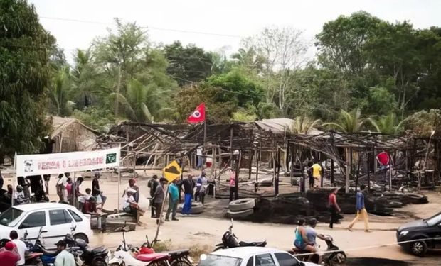 De acordo com MST, uma empresa estava instalando internet no acampamento e a antena colidiu com a rede de alta-tensão de energia. (Foto - MST)