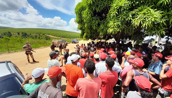 Justiça determina reintegração na Bahia, MST se recusa a sair e fazendeiros bloqueiam BR-101